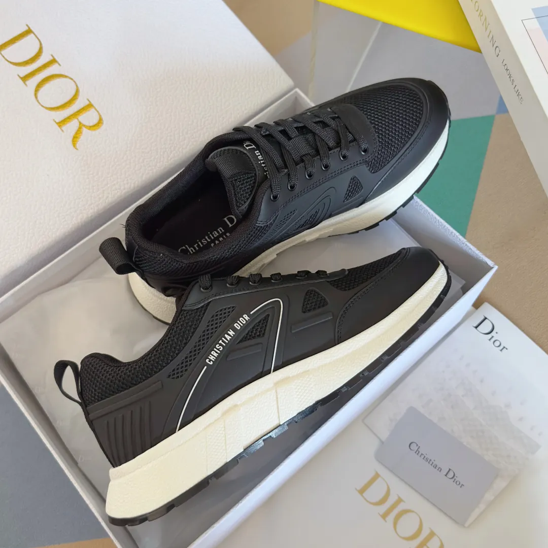 [Dior Dior] P: 640💰Couple model Size: Female: 35-40 (customized at 41), male 39-44. (customized at 45) 2025 Dior Dior autumn and winter new couple model, thick-soled casual sports shoes, originally purchased and developed to reinterpret the sports style with an elegant and fashionable shape. The upper is crafted from white mesh fabric and features the Christian Dior Paris signature on the laces and heel. The exquisite two-color sole is light and soft, which can add a high-end temperament to all kinds of casual looks. The delivery counter is exquisitely packaged🛍📦 ▪️Material: Original custom imported first-layer cowhide ▪️Inner lining: Imported soft sheepskin lining ▪️Sole: Original open-molded anti-slip rubber material ▪️Sole thickness: 4CM